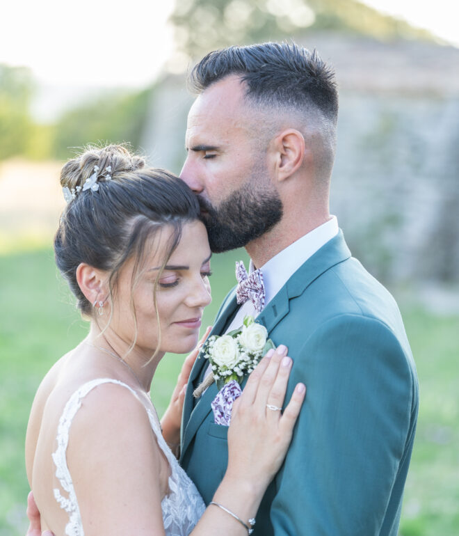 Couple posant devant le photographe de mariage